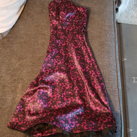 Beautiful purple dress with black lacey design - Picture 8 of 8